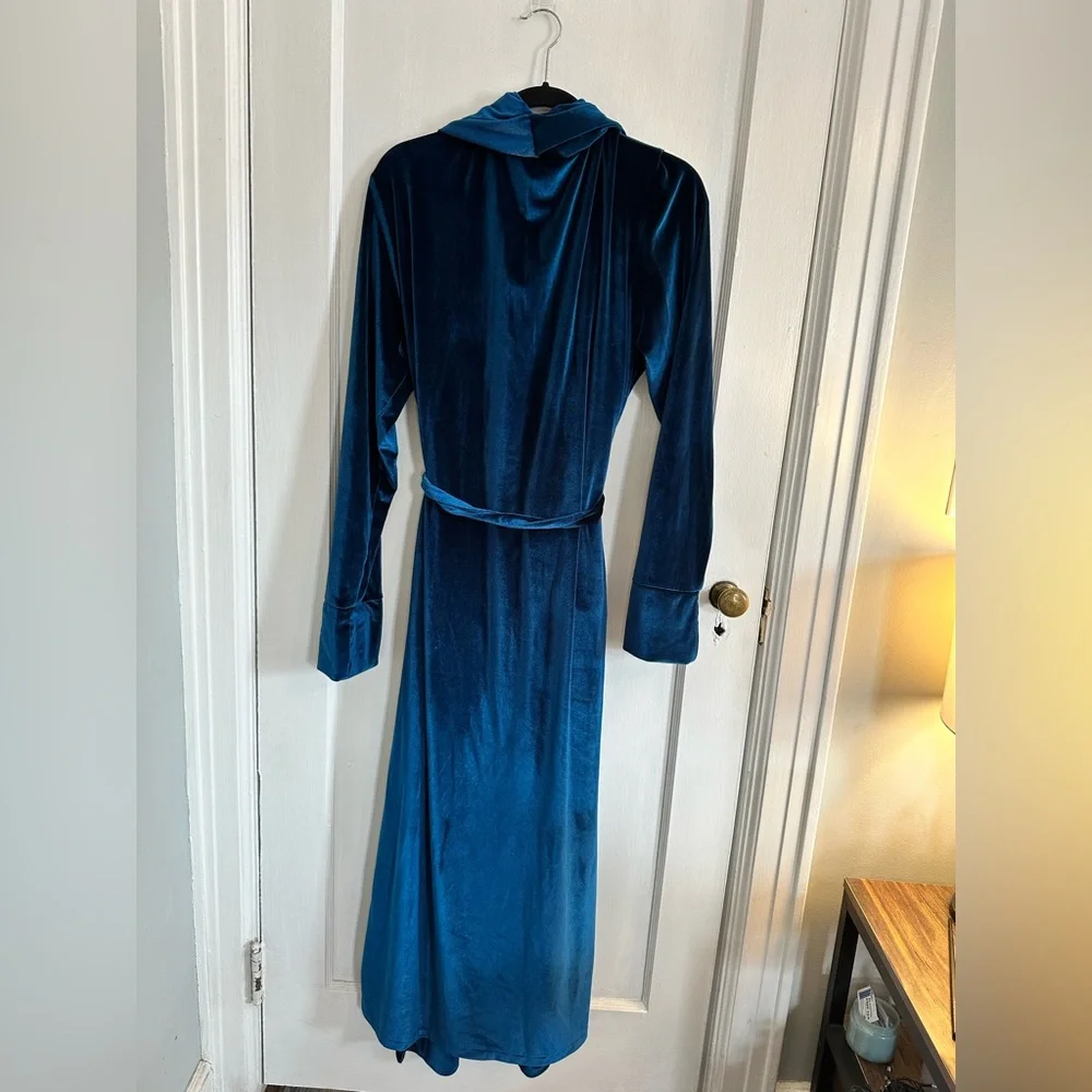 Elegant Blue Velvet Robe - Picture 2 of 5